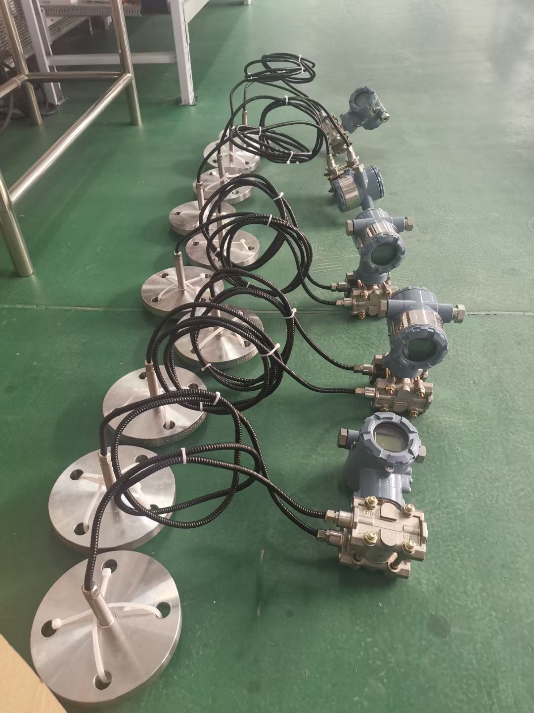 What are the connection methods for the king's pipeline sight glass?